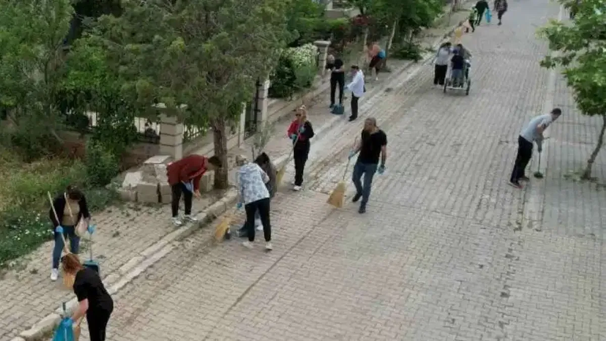 İzmir Güzelbahçe'de imece temizlik