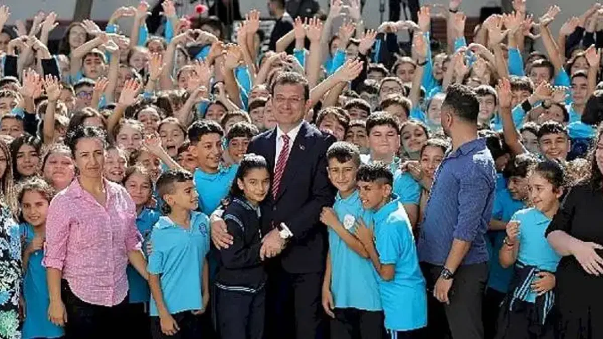 İBB, öğrencilerin yanında