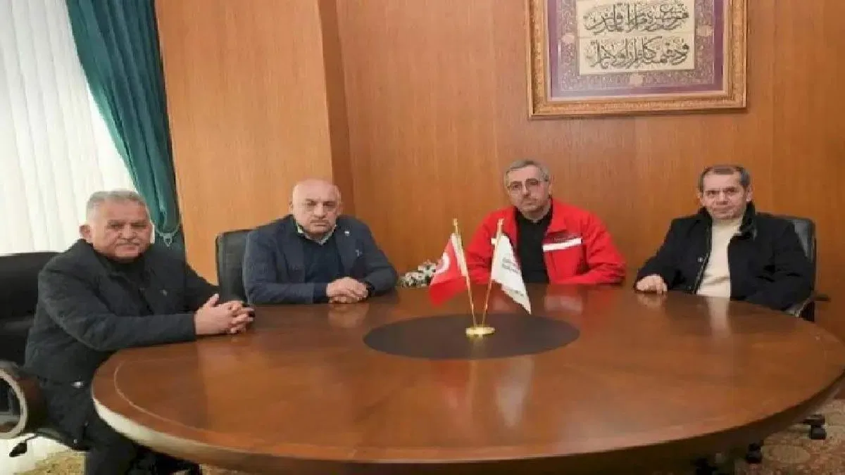 Memduh Büyükkılıç futbol aktörleriyle buluştu