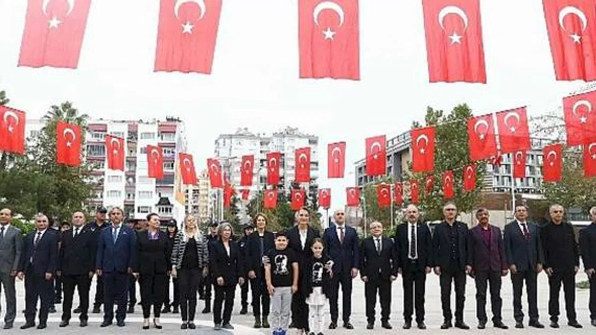 Başkan Muhittin Böcek Atatürk Anıtı'na çelenk sundu