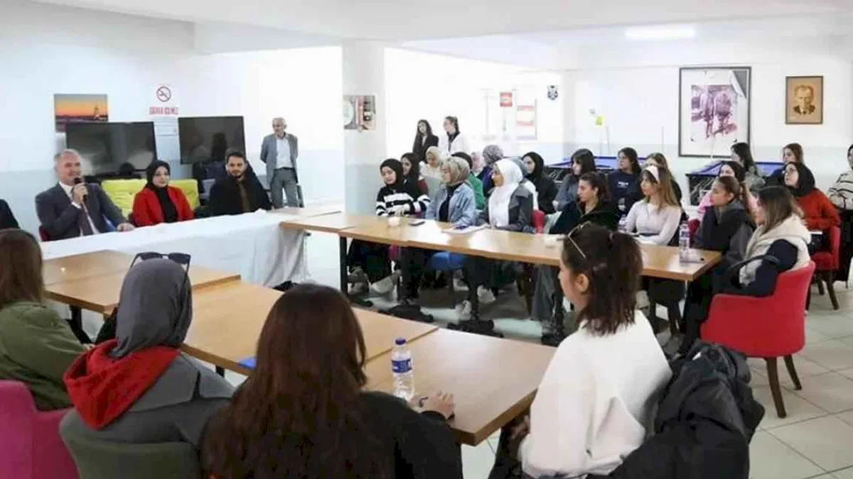 Bursa İnegöl'ü tanıttı, gençlerden de izlenimlerini dinledi