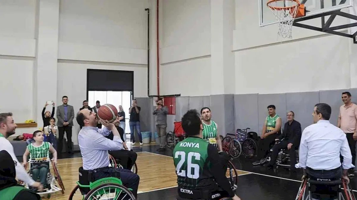 Konya'da tekerlekli sandalyede pota heyecanı