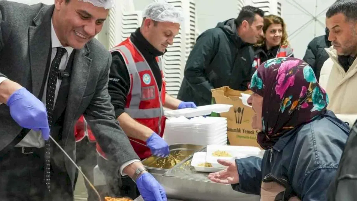 Manisa Büyükşehir’den 10 bini aşkın kişiye sıcak yemek desteği