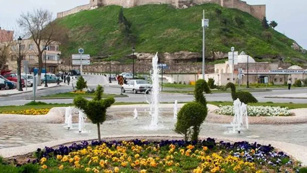 Gaziantep'te tarihi bölgede otopark sorununa pratik çözüm!