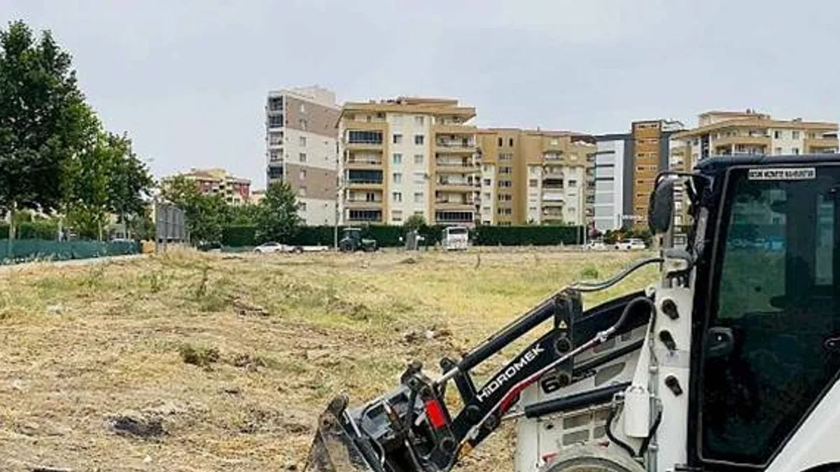 Manisa'da Yabani Ot Temizliği Çalışmaları Devam Ediyor