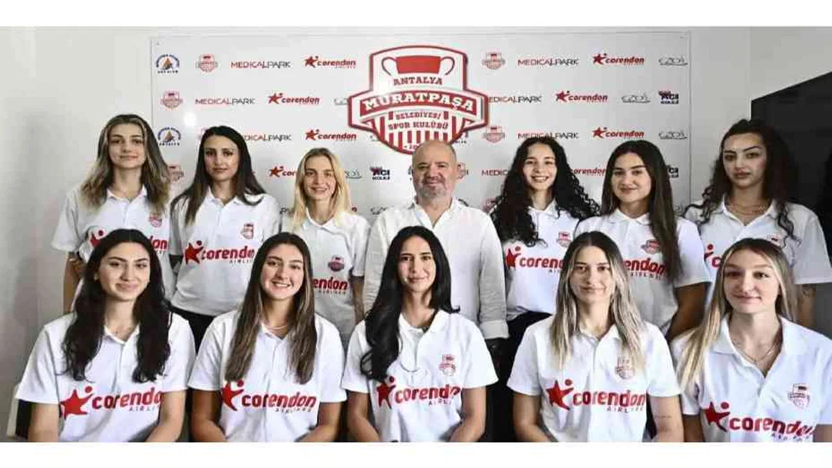 Antalya Muratpaşa’nın Sultanları yeni sezon için sözleşmelerini imzaladı