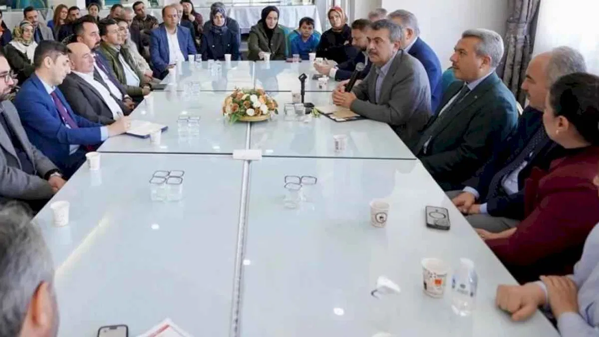 Bakan Tekin Rize'de meslektaşlarıyla buluştu