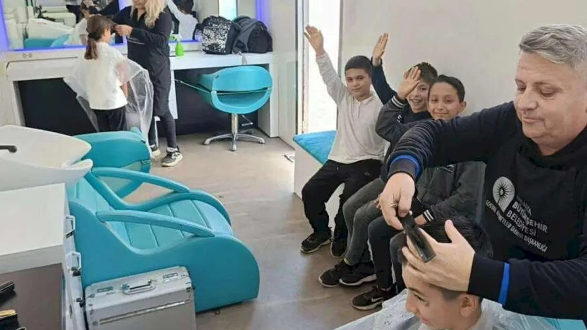 Antalya Büyükşehir Mobil Kuaför Tırı öğrencilerin hizmetinde