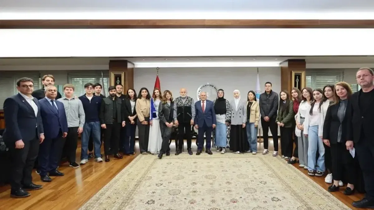 Kayseri'deki Türk Dünyası gençlerinden Başkan Büyükkılıç'a ziyaret