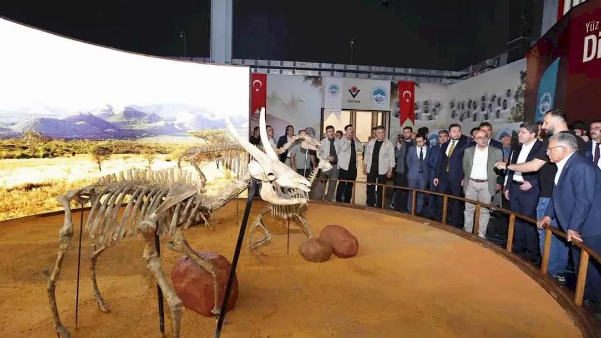 Kayseri Büyükşehir'den Adalet Bakanı'na fosil sunumu