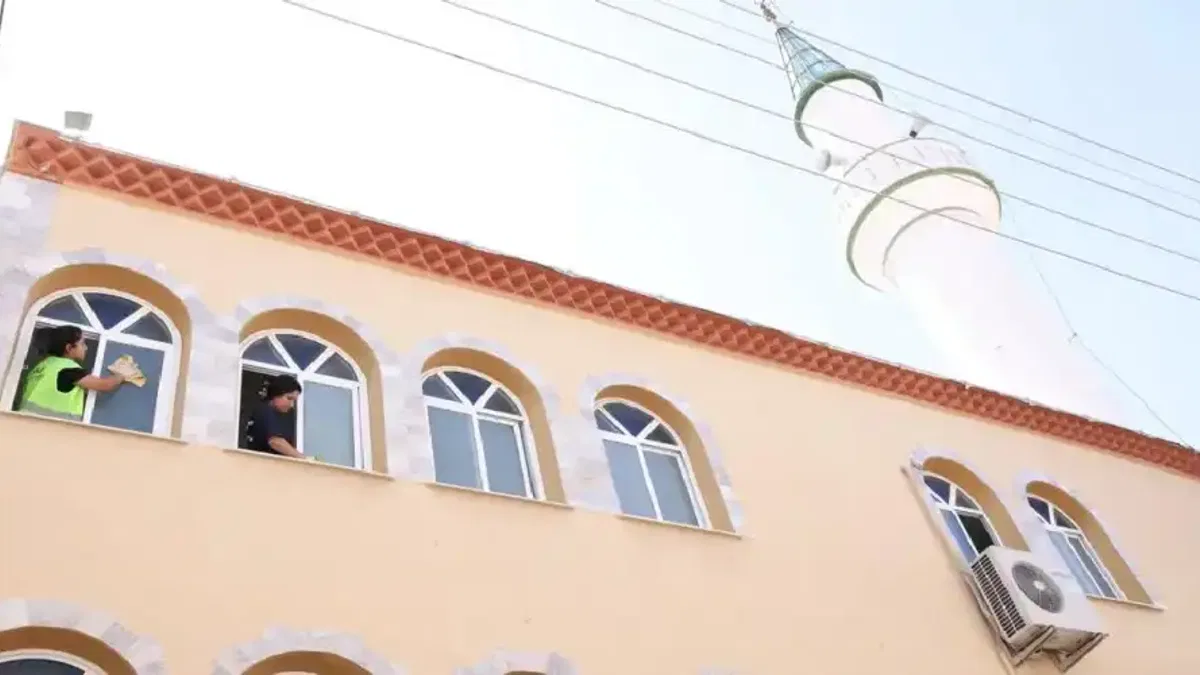 İzmir Çiğli’de camilerde bayram temizliği