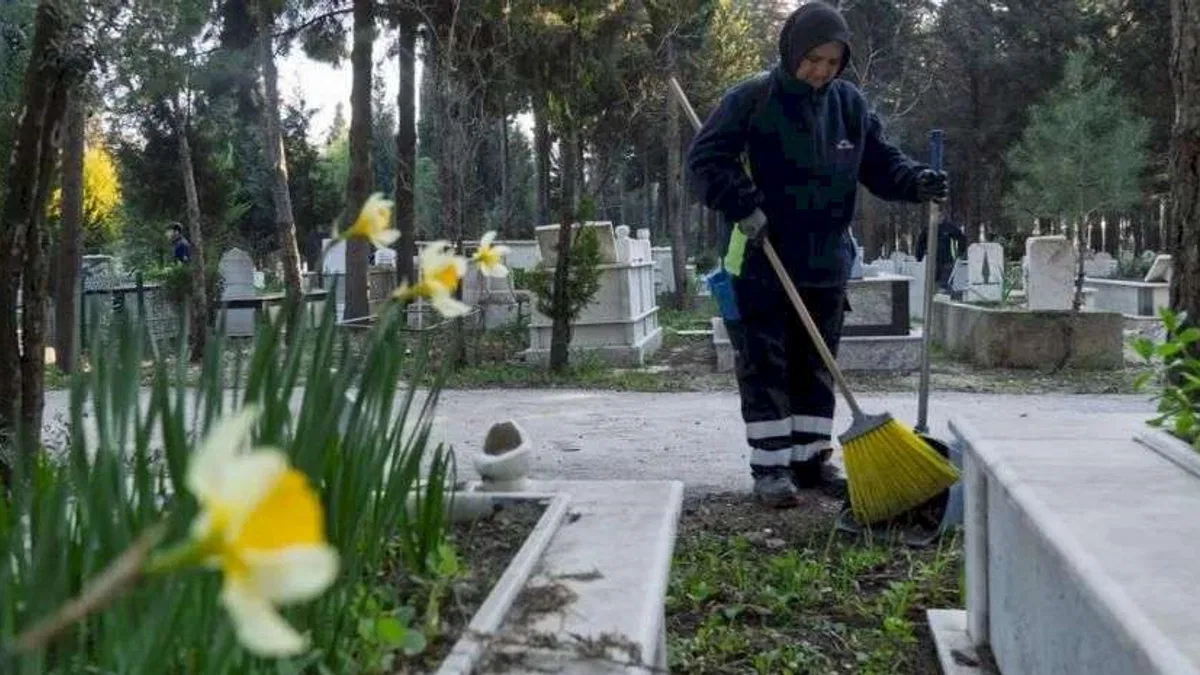 İzmir'de mezarlıklar bayrama hazırlanıyor
