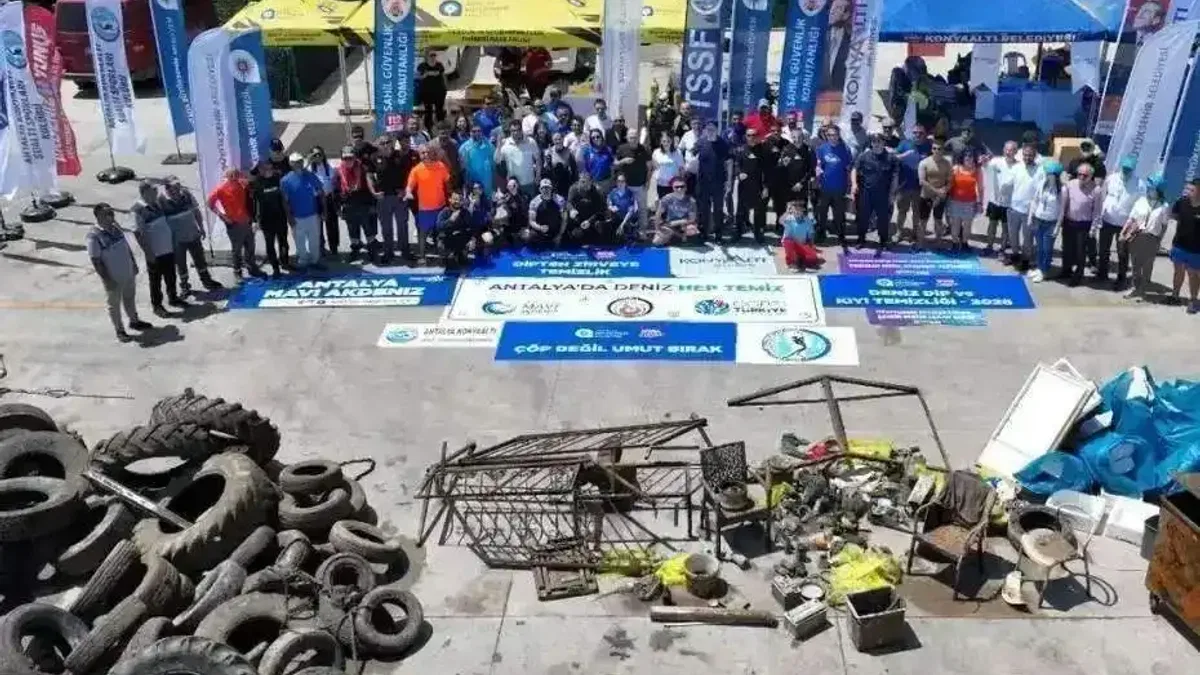 Antalya'da denizden çöp konteynırı çıktı