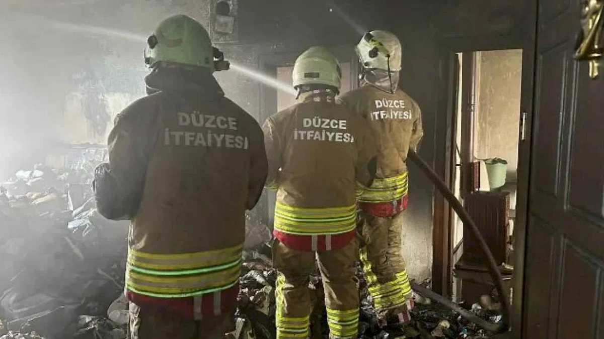 Düzce'de 2 katlı evde yangın paniği