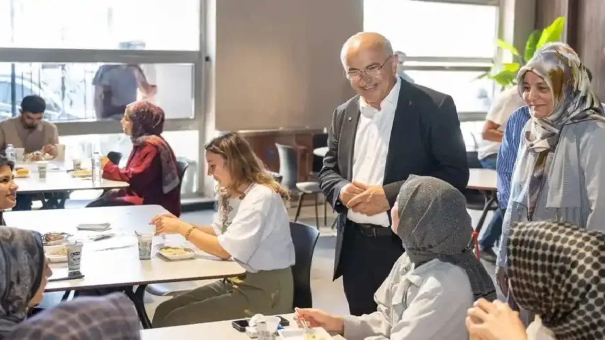 Malatya Şehir Kütüphanesi'nde öğrencilere yemek ikramı