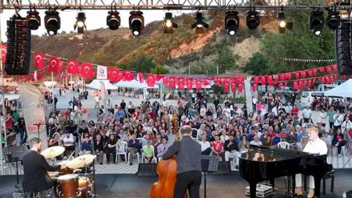 Tirilye Zeytin Çiçeği'ne caz konserli final