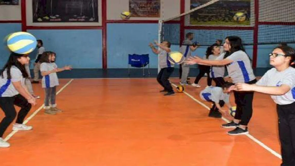 Manisa'da depremzede öğrencilere bayan voleybol kursu