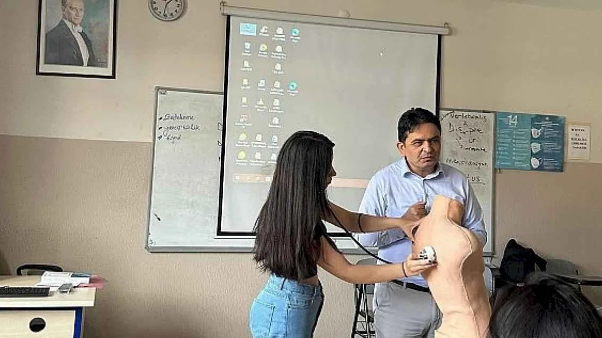 Prof. Dr. Ekşi, kendi geliştirdiği eğitim simülatörünü öğrencilerin eğitiminde kullanmaya başladı