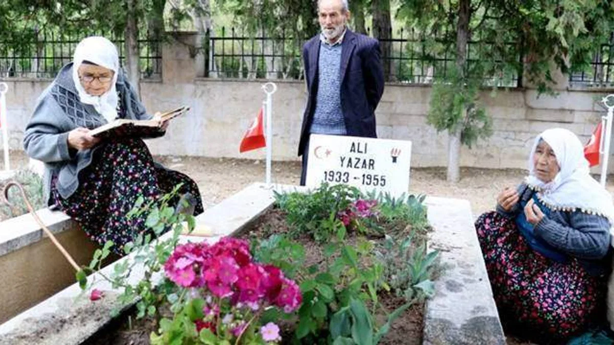 Babalarının kabrini 67 yıl sonra Konya Şehitliği'nde buldular
