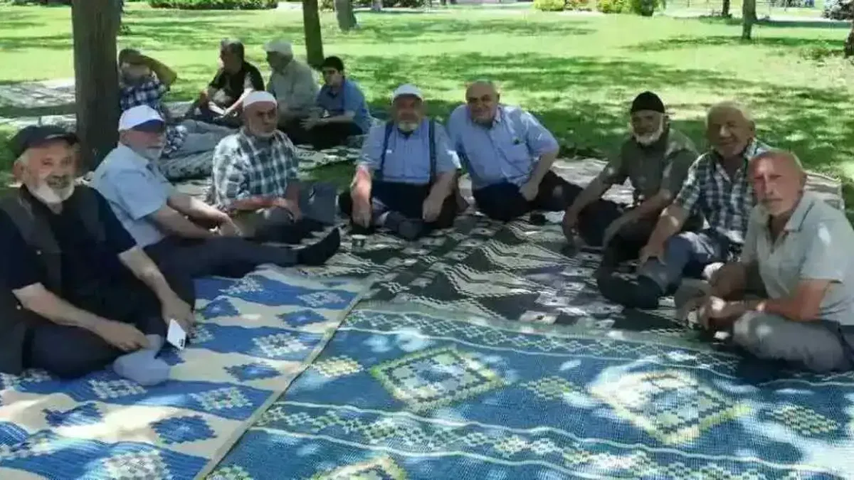Konya Karatay'da emekliler Şehir Parkı'nda buluştu