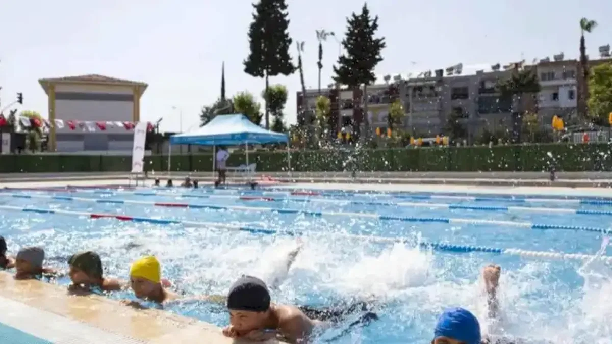 Mersin’de 7’den 70’e Herkes Eğlenerek Yüzme Öğreniyor