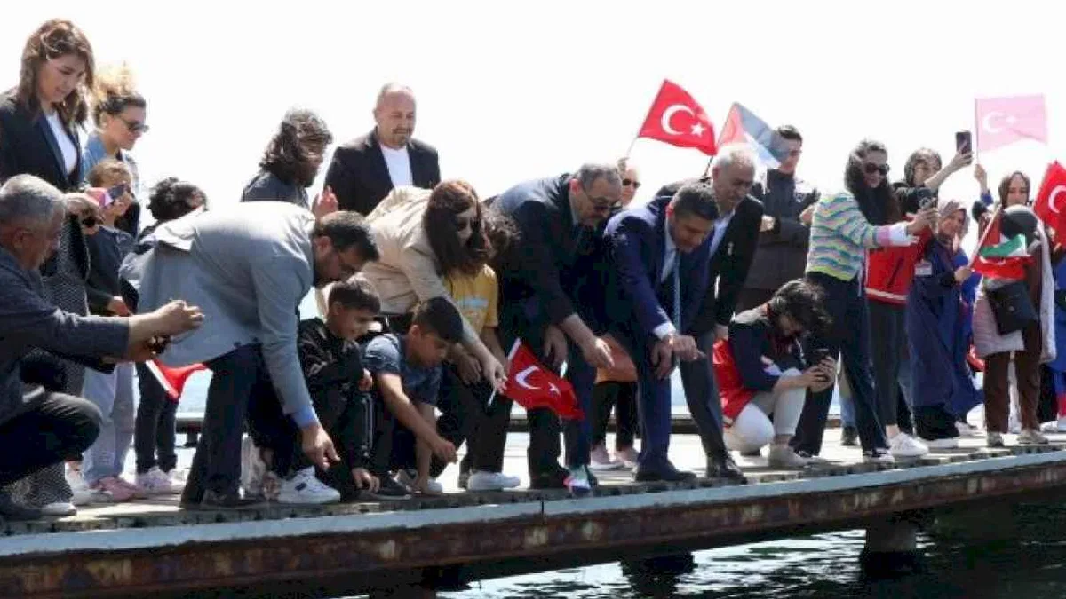 Kocaeli'den 'büyük aile' mesajı... Denize kağıttan gemiler bırakıldı