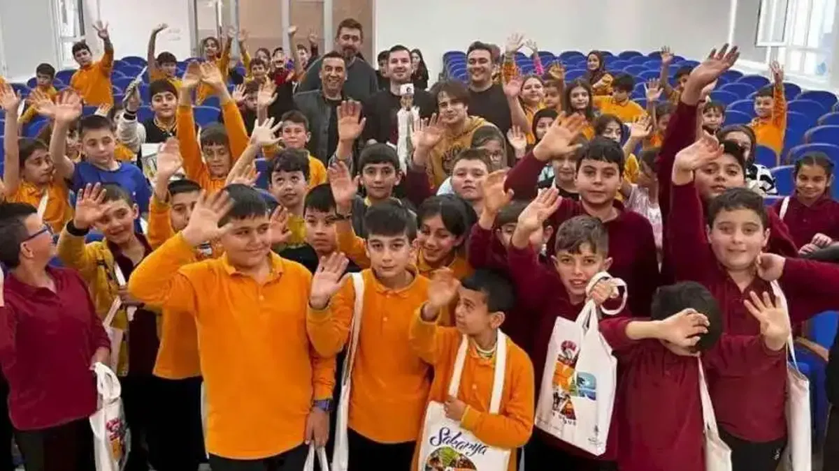 Sakarya'da çocuklar ‘Çok Bilmiş İbiş’ ile eğlendi