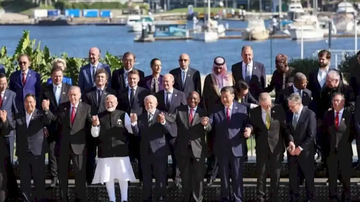 G20'de aile fotoğrafında el ele poz