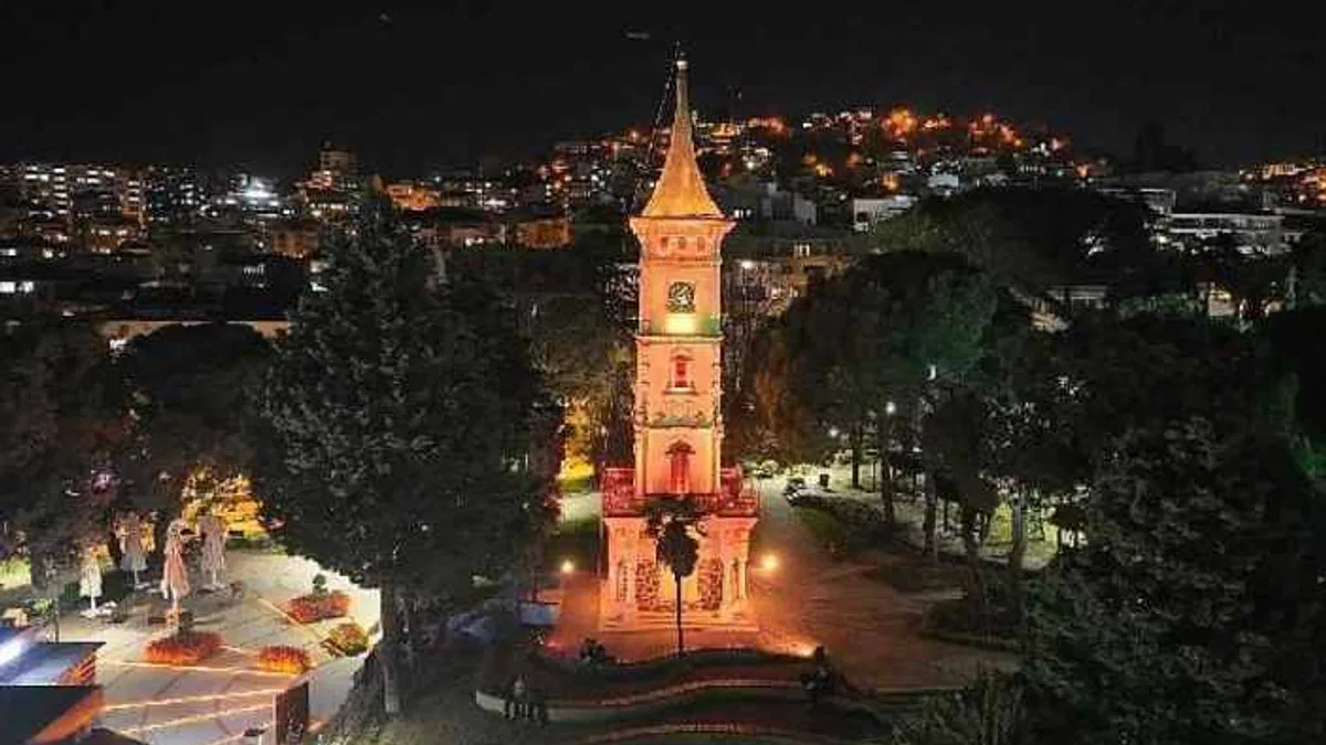 İzmit'te tarihi saat kulesi gündüz başka, gece başka güzel