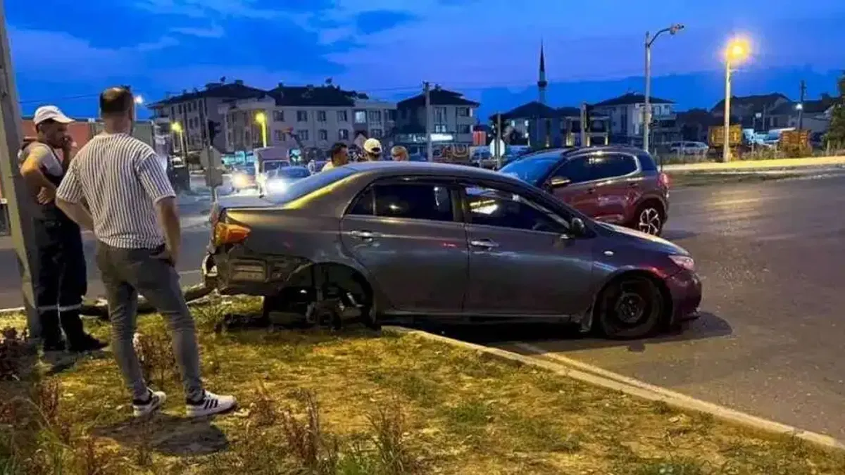 Düzce'de iki otomobil çarpıştı... Araçlar kullanılamaz hale geldi