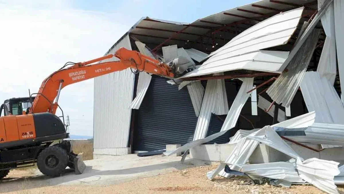 Bursa Nilüfer'in kırsal mahallelerindeki 3 kaçak yapı yıkıldı