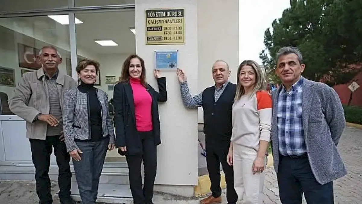 Başkan Ünsal'dan 9 öğrenci okutan siteye teşekkür plaketi