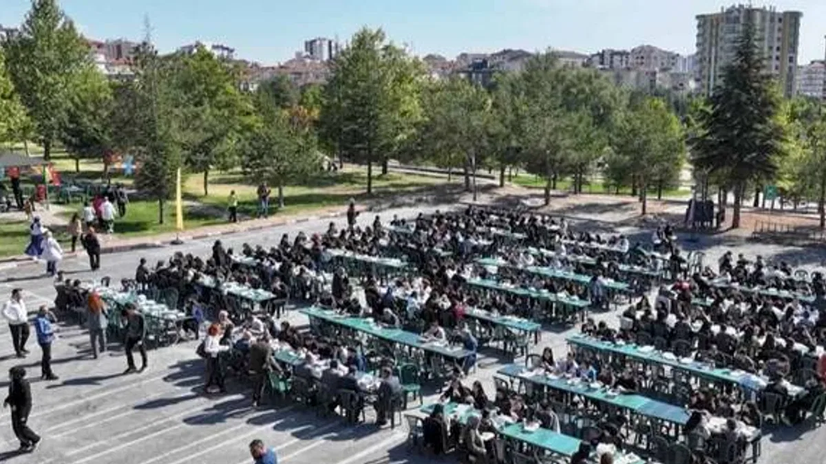 Ahmet Çolakbayrakdar'dan gençlerle 'Kocaburger' sohbeti