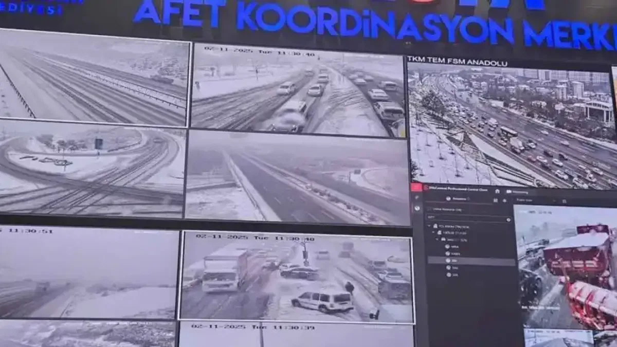 İstanbul'da ekipler eş güdümlü çalışıyor... Yollarda kar küremeye devam
