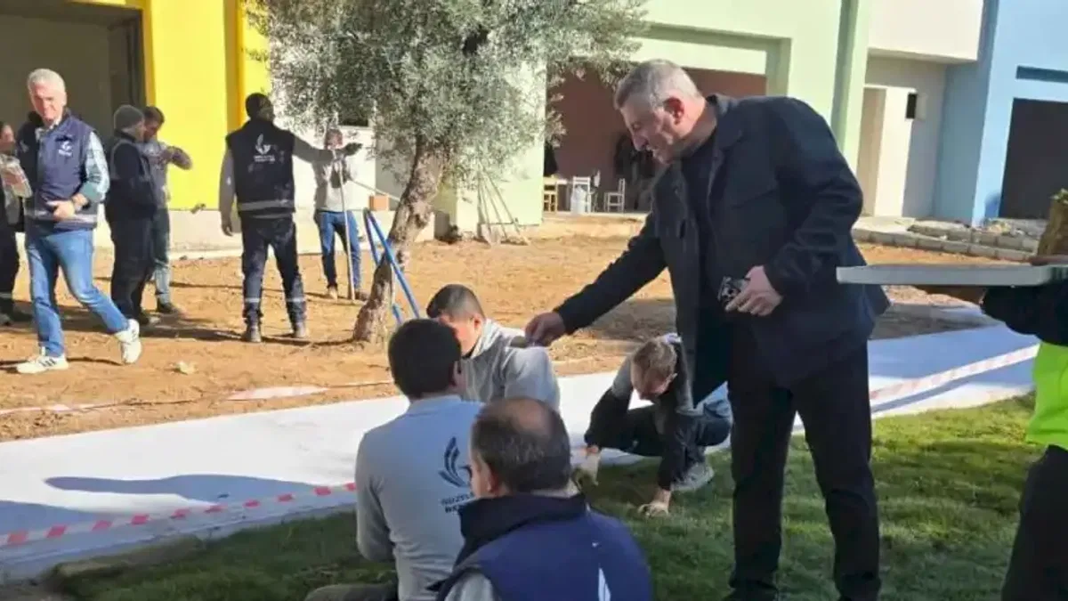 İzmir Güzelbahçe'de saha çalışanlarına baklavalı teşekkür