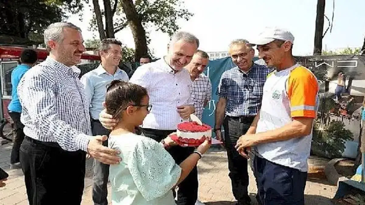 Temizlik Personeline Sürpriz Doğum Günü Kutlaması