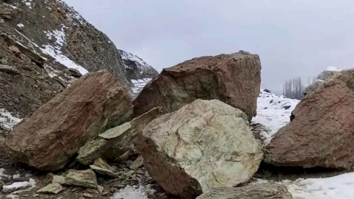 Diyarbakır Kulp’ta yamaçlardan yollara düşen kayalar temizlendi