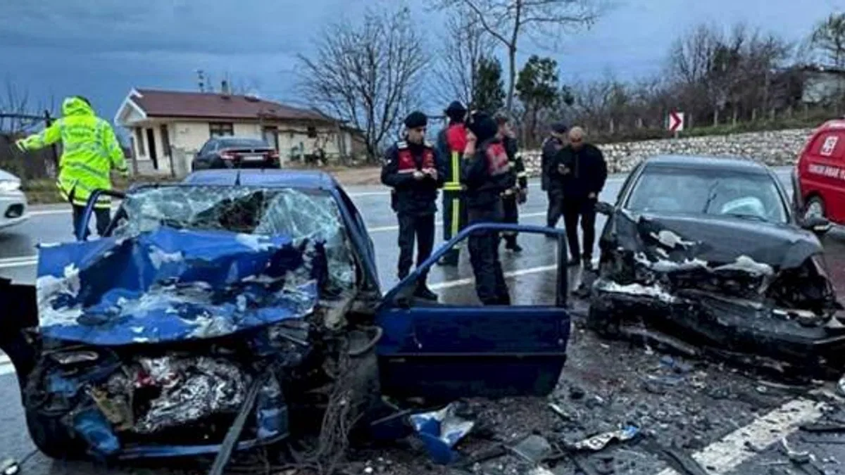 Düzce’de 2 otomobil çarpıştı: 1 ölü, 3 ağır yaralı