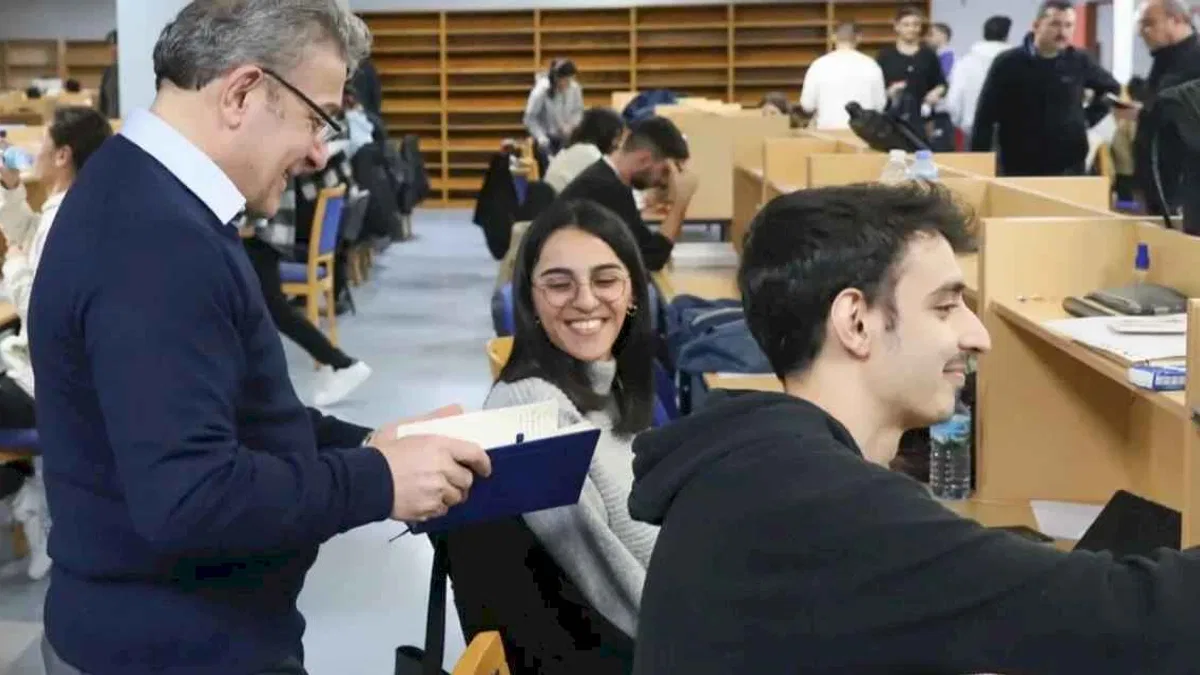 DEÜ Rektörü Yılmaz'dan öğrencilere sürpriz