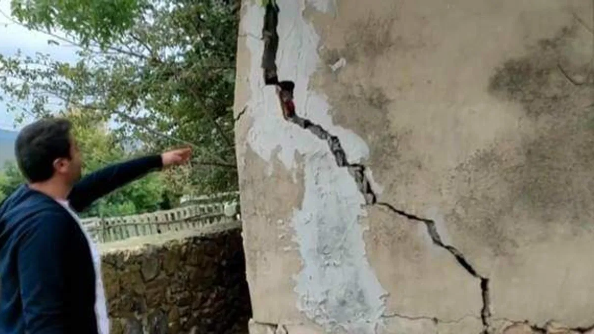 İstanbul'da taş ocağında dinamit patlaması nedeniyle bazı evler zarar gördü