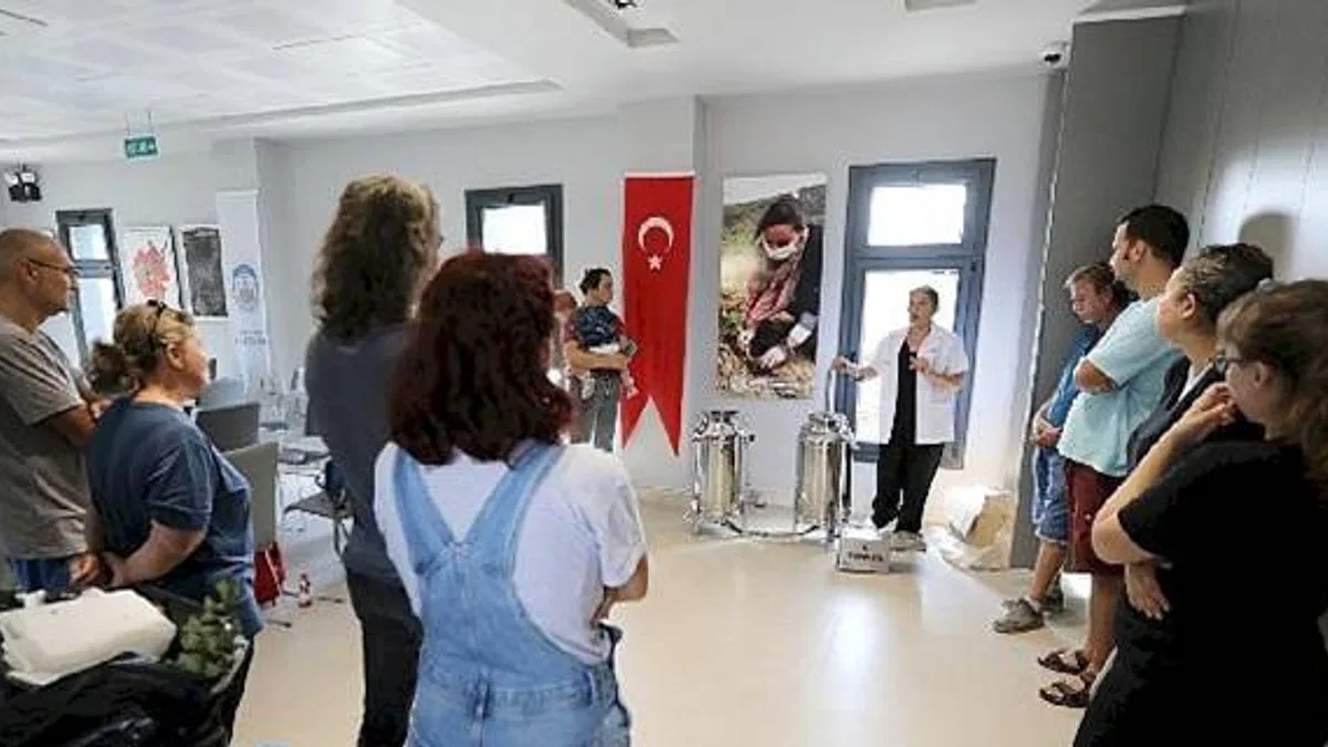 "Meslek Fabrikası Eğitimleri Efes Tarlası Yaşam Köyü'nde Devam Ediyor"