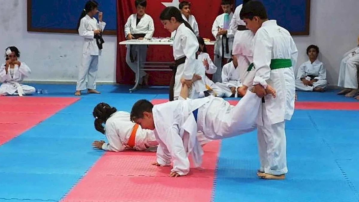 Kemer Belediye karate takımı kuşak atladı