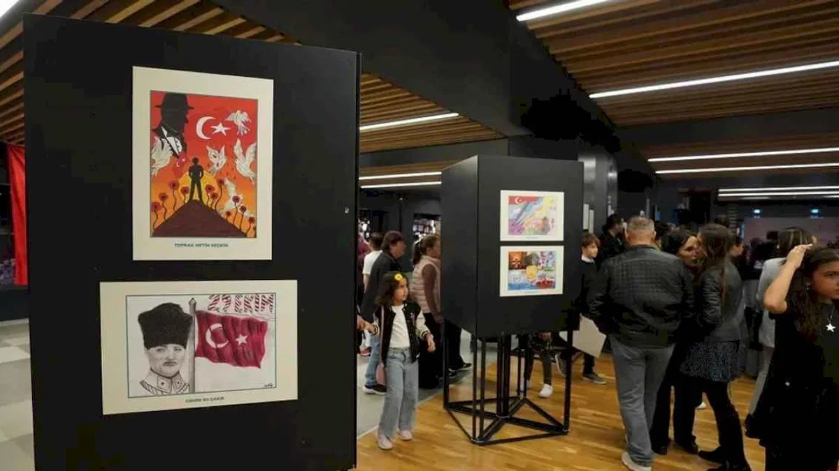 İstanbul Beylikdüzü'nde çocuklar Cumhuriyeti resim ve şiirlerle anlattı