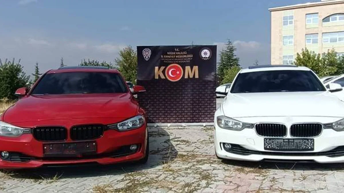 Niğde'de yasal süresi dolup yurt dışına çıkarılmayan yabancı plakalı 2 otomobil ele geçirildi