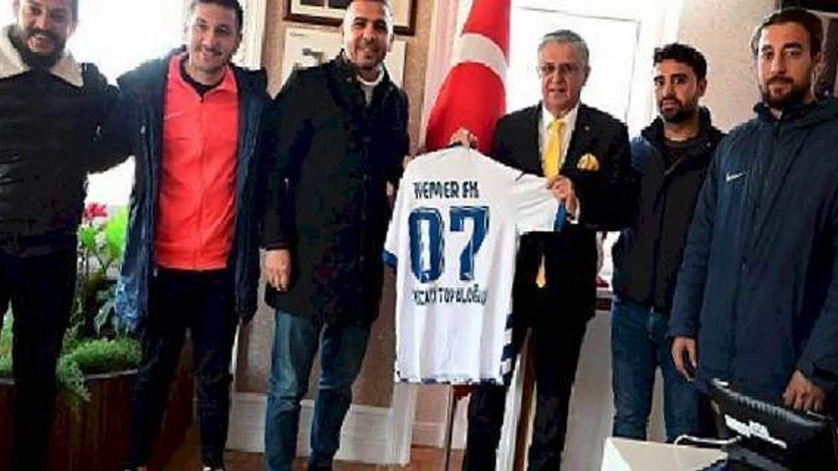 Başkan Topaloğlu'na forma hediyesi