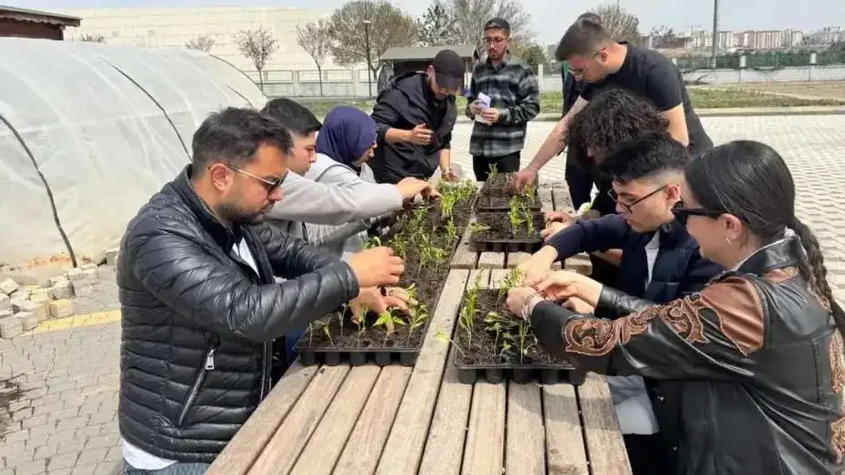 Kayseri Büyükşehir'den üniversitelilere uygulamalı tarım eğitimi