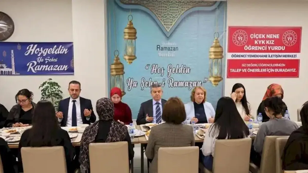 Artvin'de iftar sofrası gençlerle paylaşıldı
