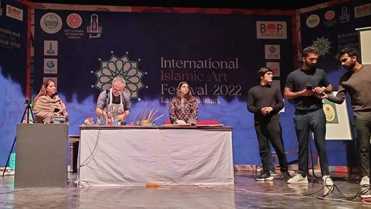 Pakistan'da Türk ebru sanatı tanıtıldı
