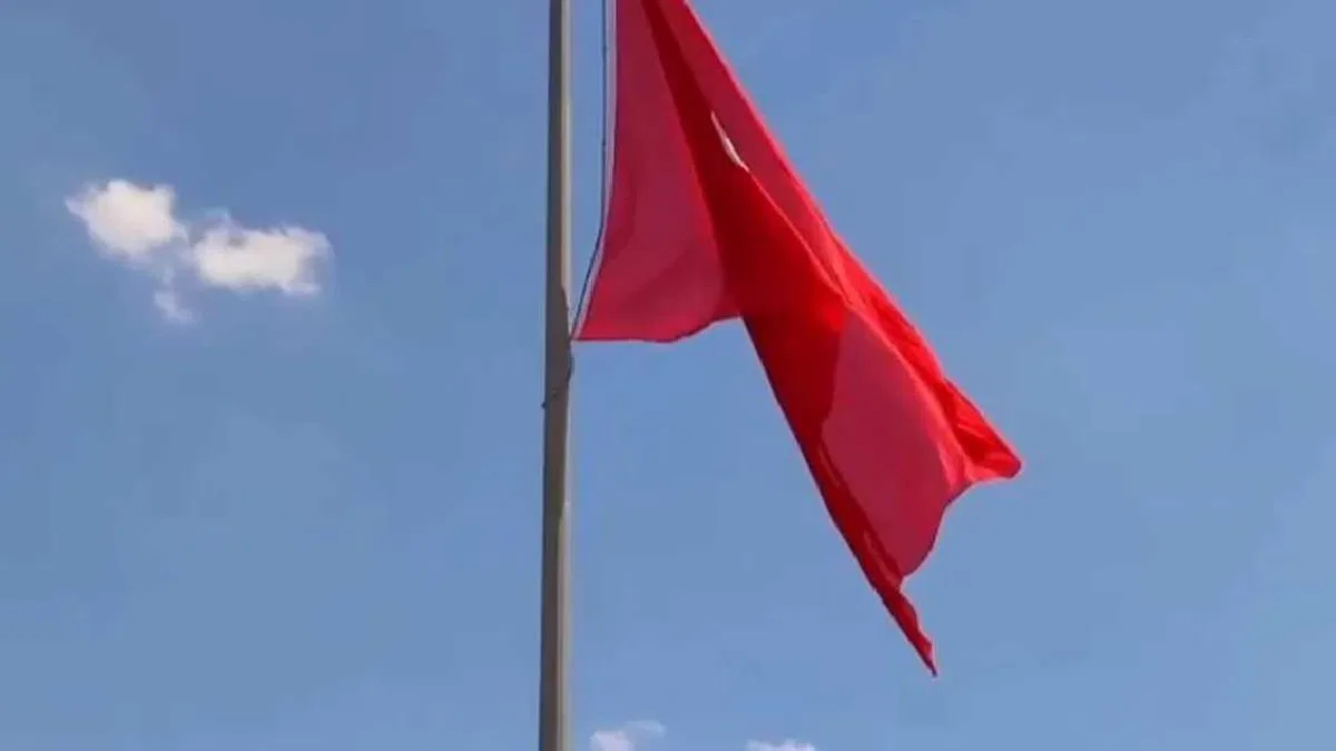 Ceylanpınar'da yıpranan Türk bayrağı yenilendi