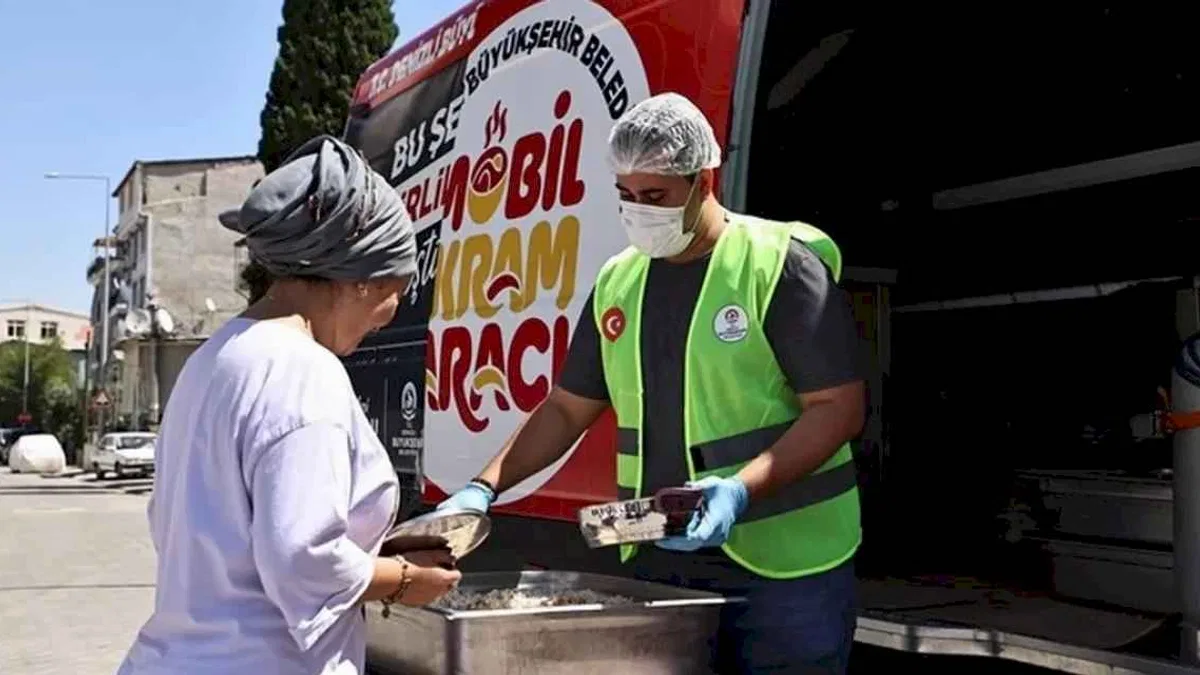 Büyükşehir’in mobil ikram araçları vatandaşın yanında